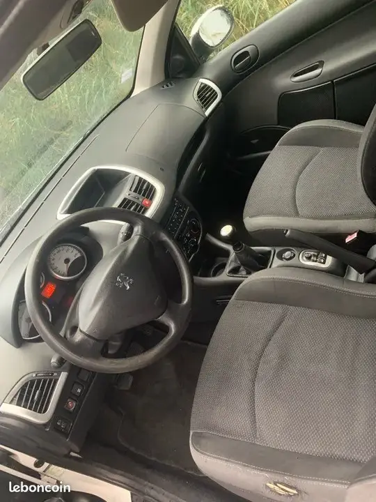 Peugeot 206 2011 photo 3