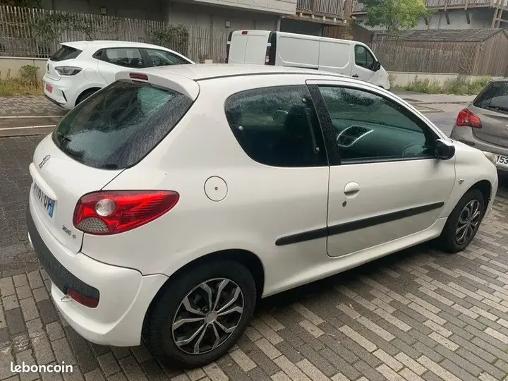 Peugeot 206 2011 photo 2