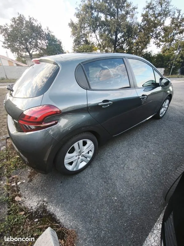 Peugeot 208 2017 photo 2