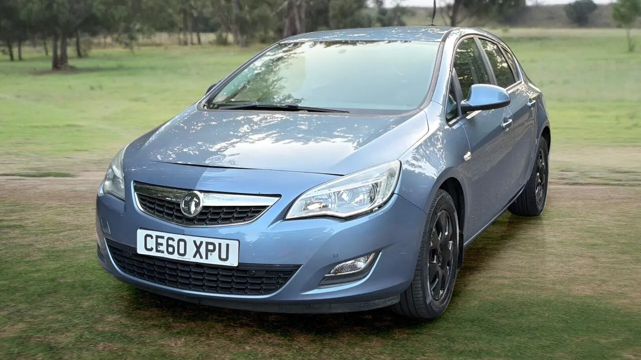 Vauxhall Astra 2011 photo 3