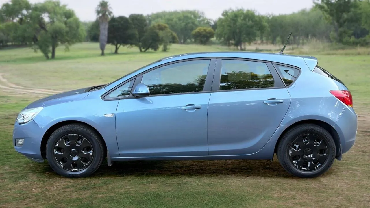 Vauxhall Astra 2011 photo 4