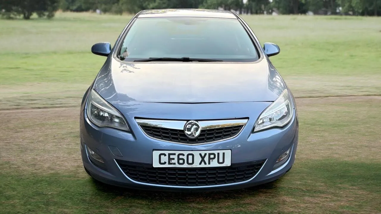Vauxhall Astra 2011 photo 2