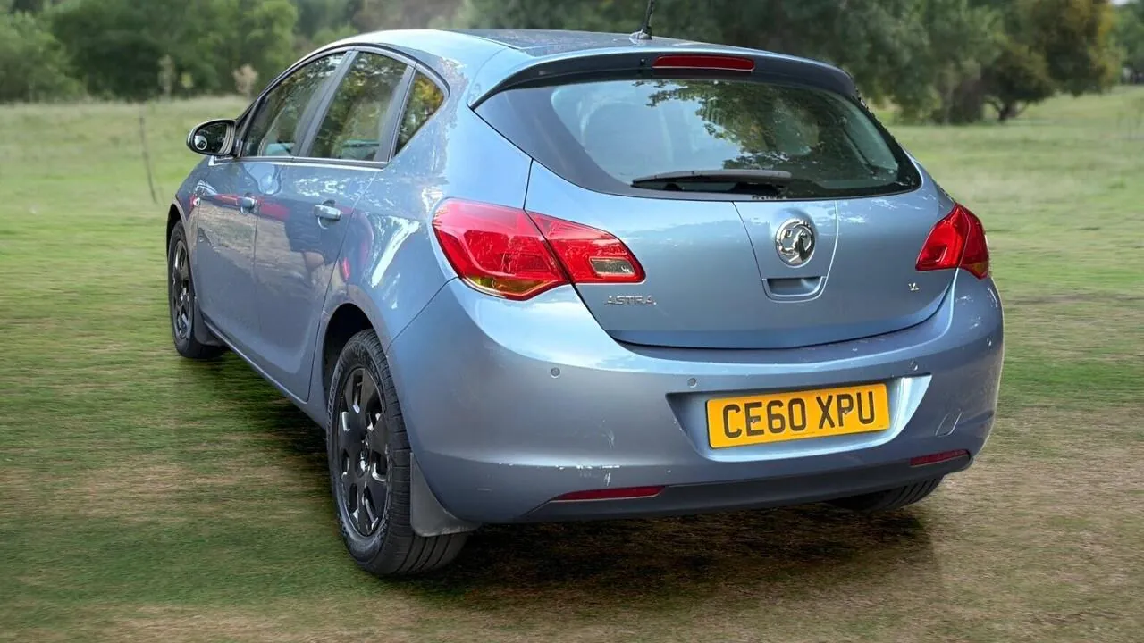 Vauxhall Astra 2011 photo 5