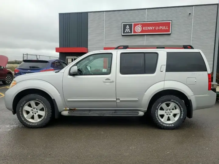 Nissan Pathfinder 2011 photo 2