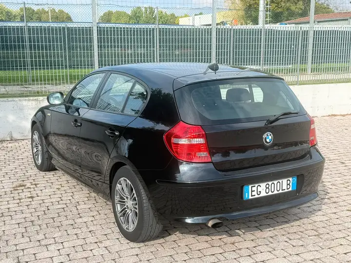 BMW 118D 2011 photo 2