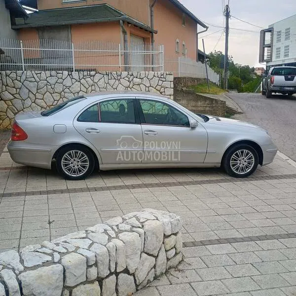 Mercedes-Benz E 220 2005 photo 3