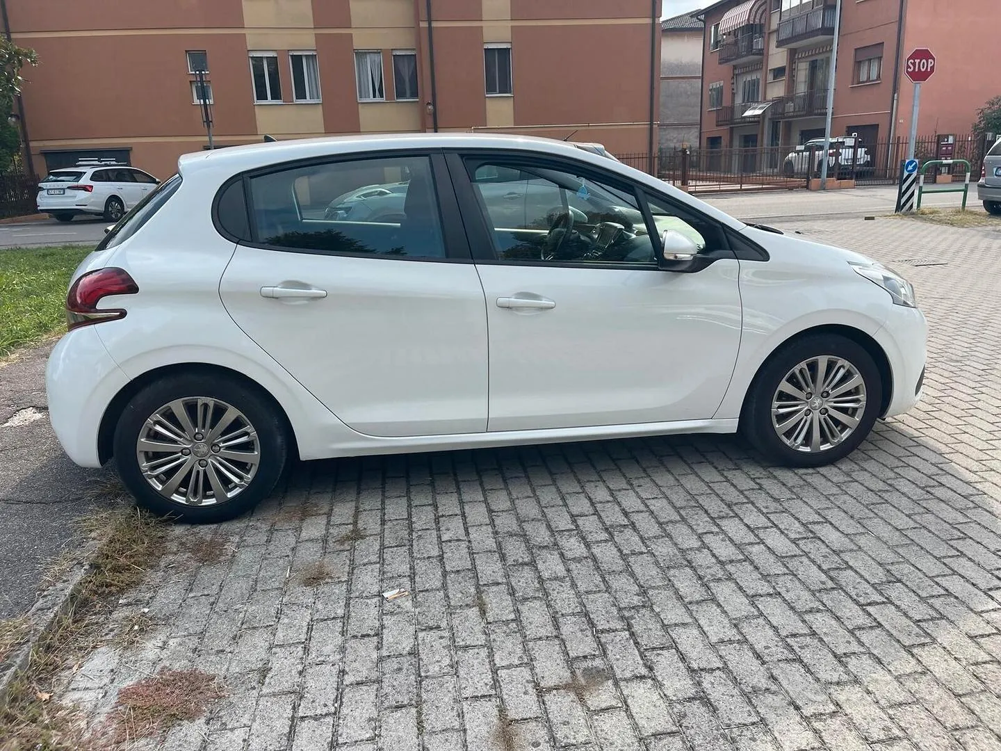 Peugeot 208 2017 photo 3
