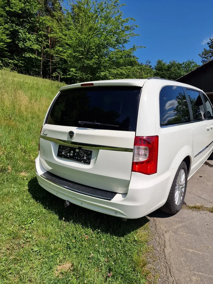 Lancia Voyager 2012 photo 3