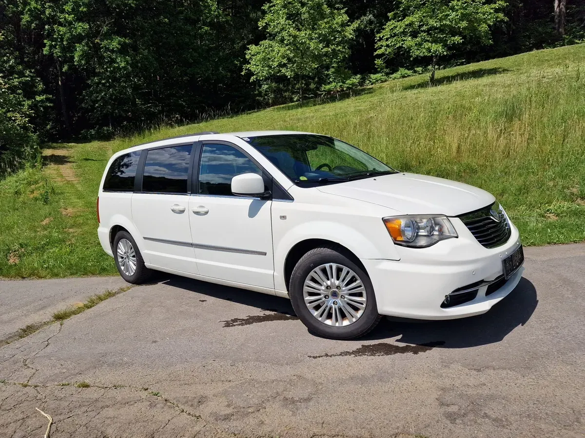 Lancia Voyager 2012 photo 2