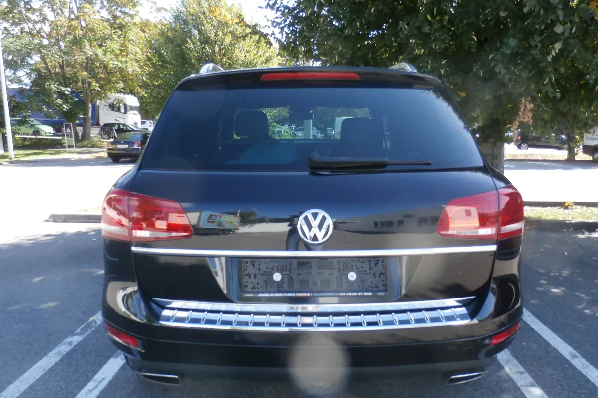 Volkswagen Touareg 2012 photo 2