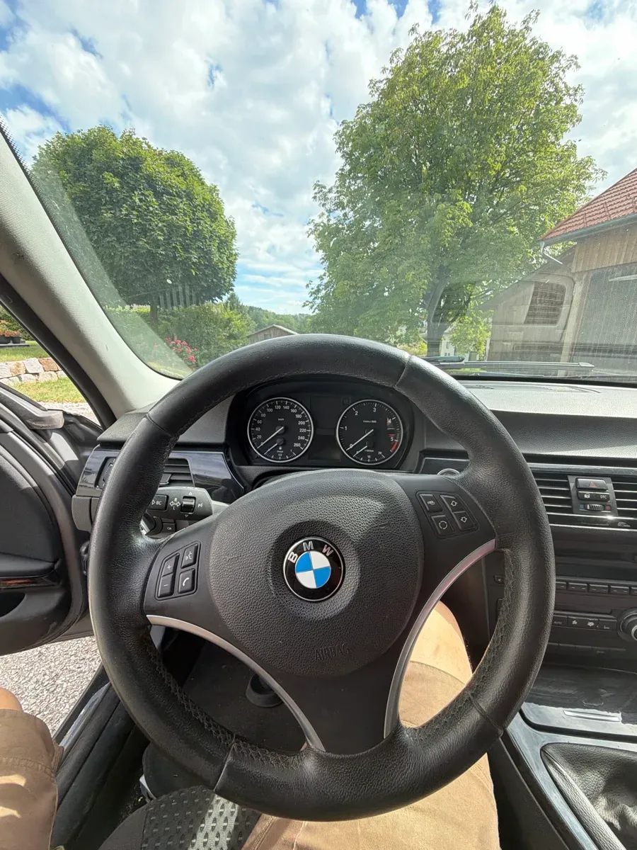 BMW 3 Series 2011 photo 2