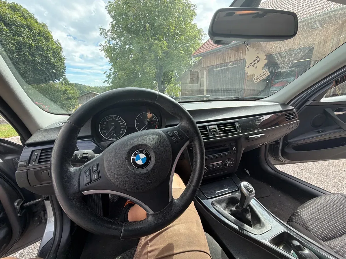 BMW 3 Series 2011 photo 3