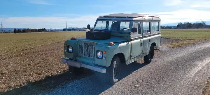 Land Rover Defender 109