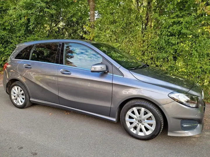 Mercedes-Benz B 180