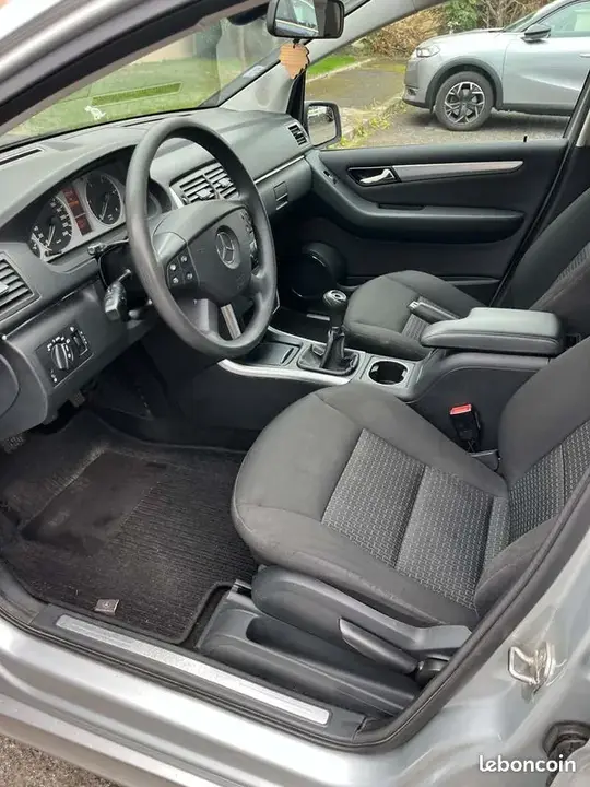 Mercedes-Benz B-Class 2010 photo 2