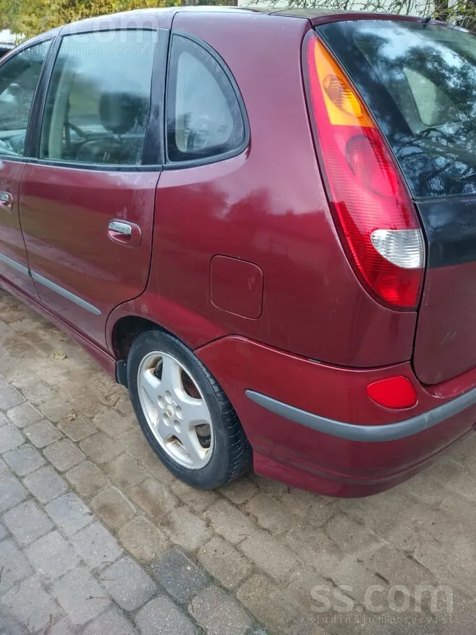 Nissan Almera Tino 2003 photo 3