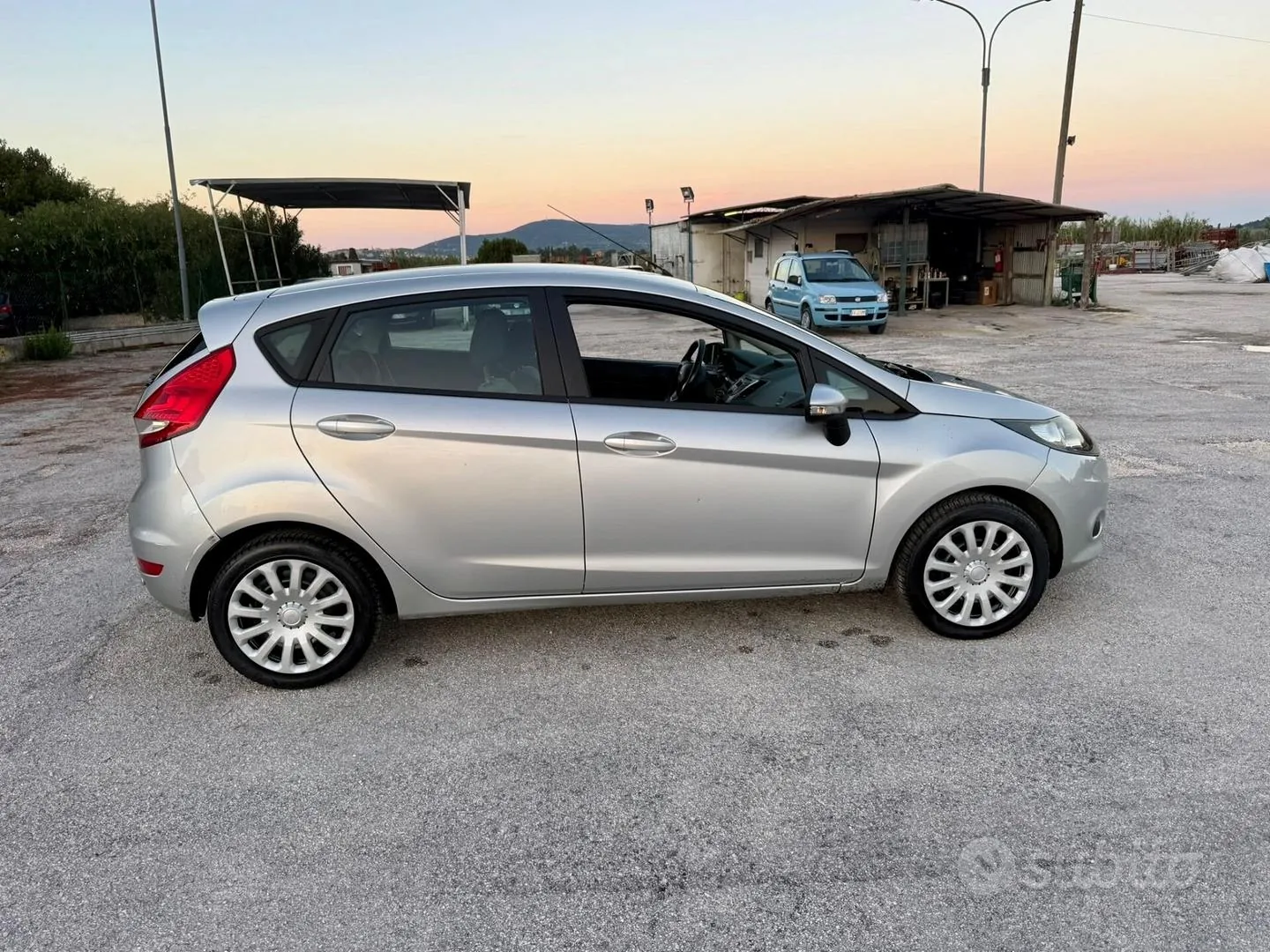Ford Fiesta 2011 photo 2