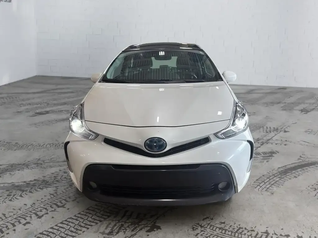 Toyota Prius V 2017 photo 3