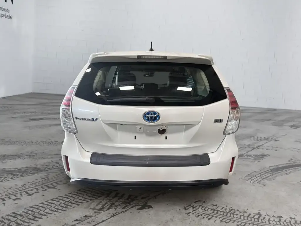 Toyota Prius V 2017 photo 5