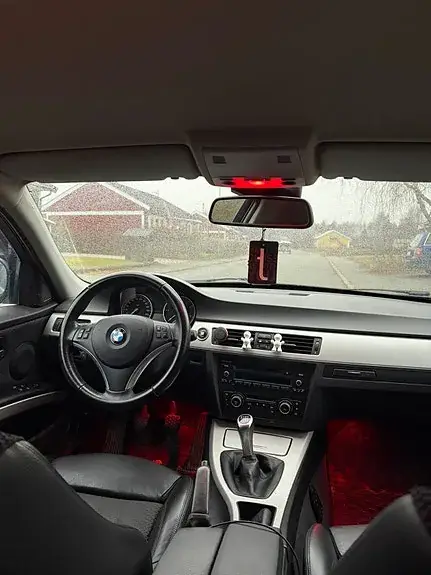BMW 318D 2011 photo 3