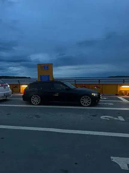 BMW 318D 2011 photo 2