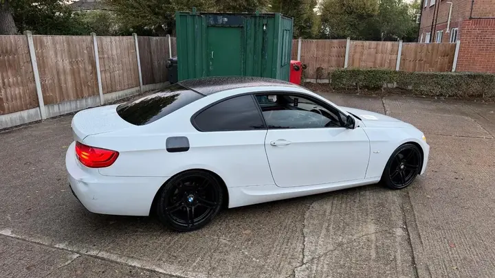 BMW 3 Series 2011 photo 5