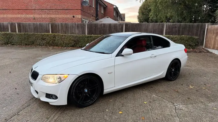 BMW 3 Series 2011 photo 2