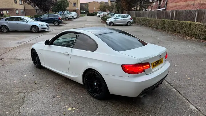BMW 3 Series 2011 photo 3
