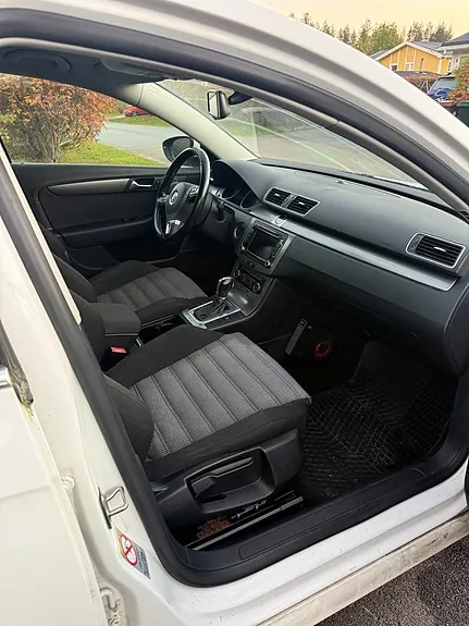 Volkswagen Passat 2012 photo 2