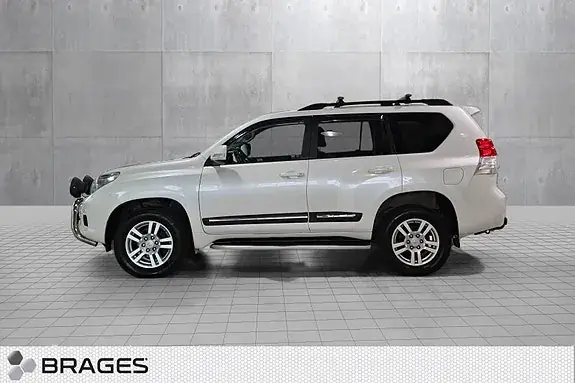Toyota Land Cruiser 2011 photo 2