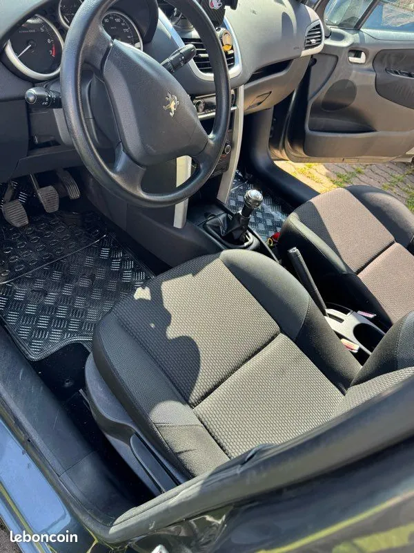Peugeot 207 2011 photo 3