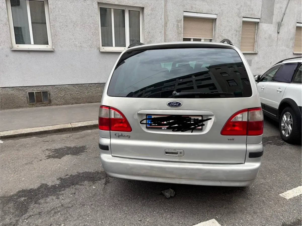 Ford Galaxy 2002 photo 2
