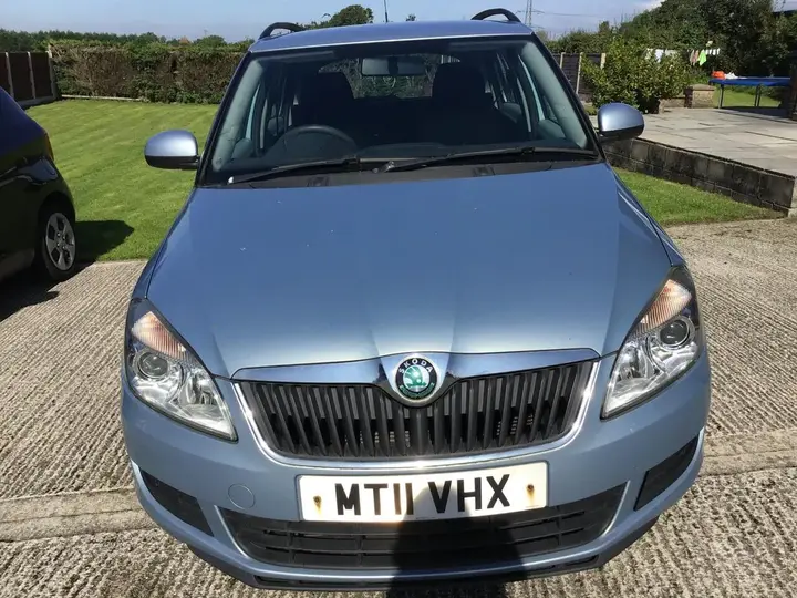 Skoda Fabia 2011 photo 2