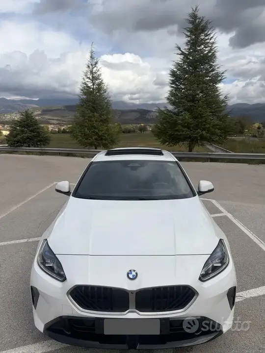 BMW 1 Series 2025 photo 2
