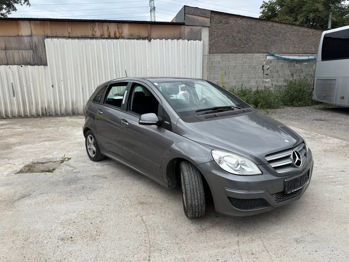 Mercedes-Benz B-Class 2011 photo 2