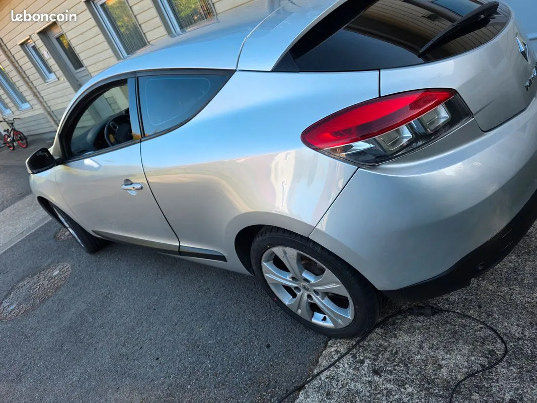 Renault Megane 2010 photo 2