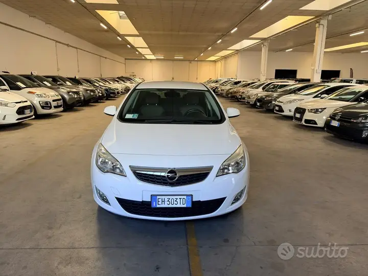 Opel Astra 2011 photo 3