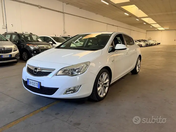 Opel Astra 2011 photo 2