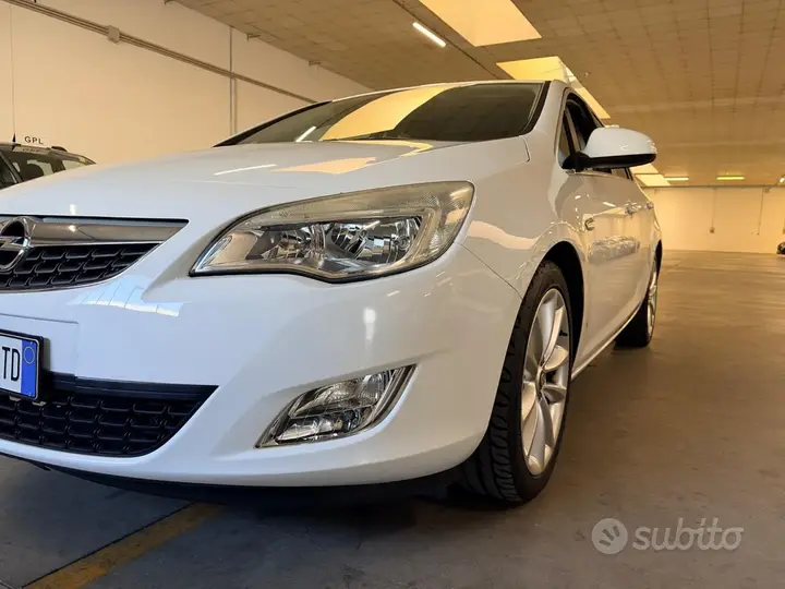 Opel Astra 2011 photo 4