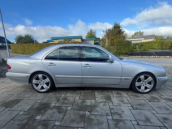 Mercedes-Benz E320 2001 photo 2