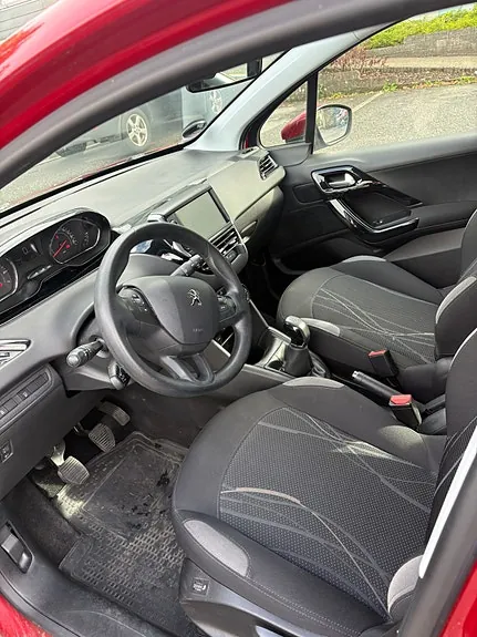 Peugeot 208 2014 photo 2