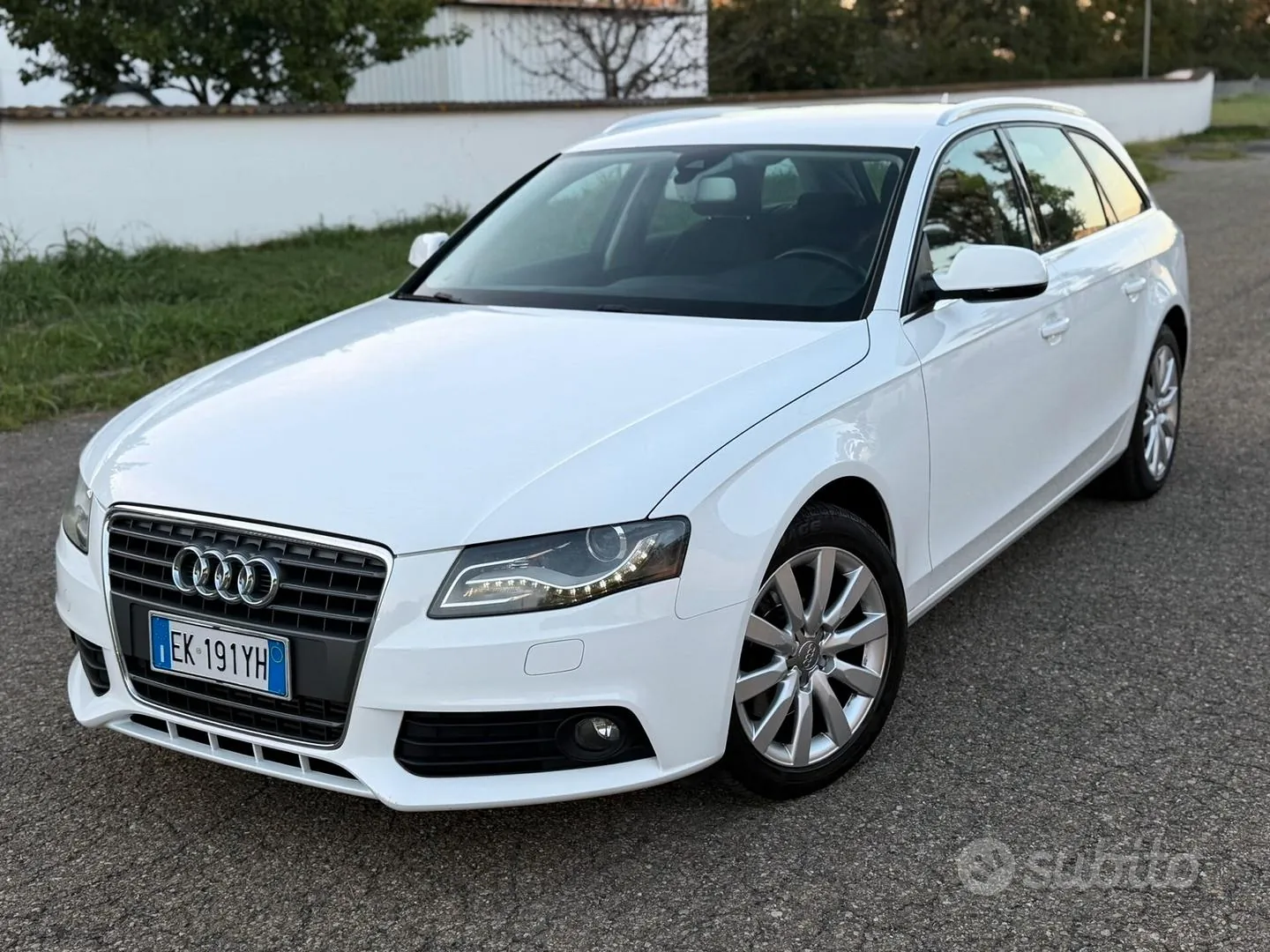 Audi A4 2011 photo 2