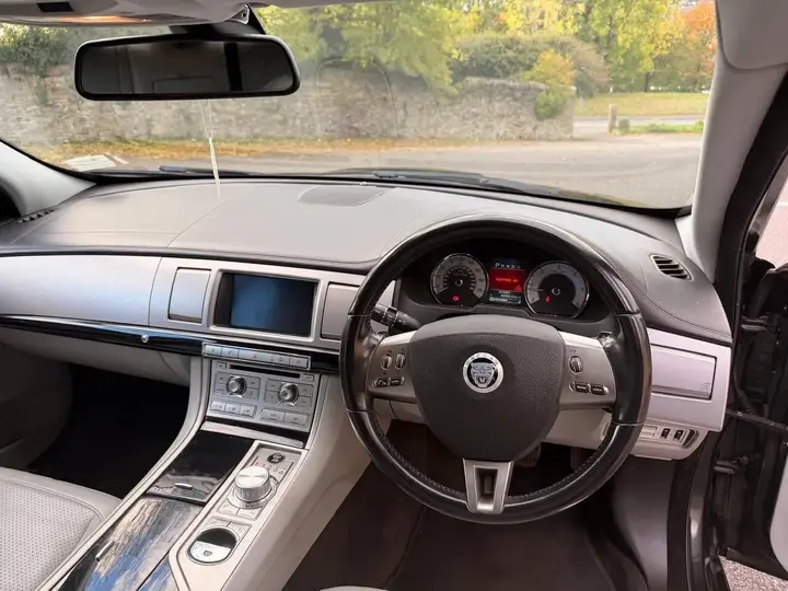 Jaguar Xf 2010 photo 4