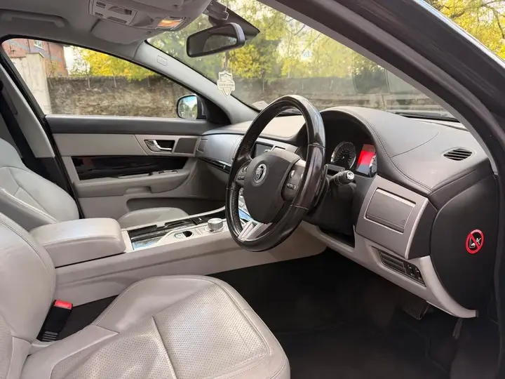 Jaguar Xf 2010 photo 3