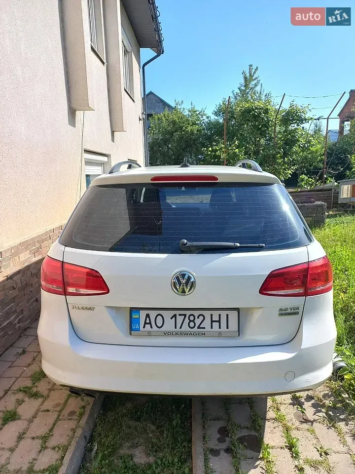 Volkswagen Passat 2011 photo 2