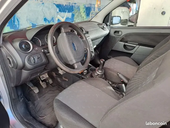 Ford Fiesta 2005 photo 2
