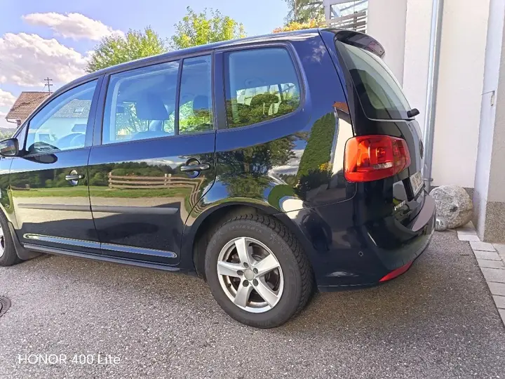 Volkswagen Touran 2012 photo 2