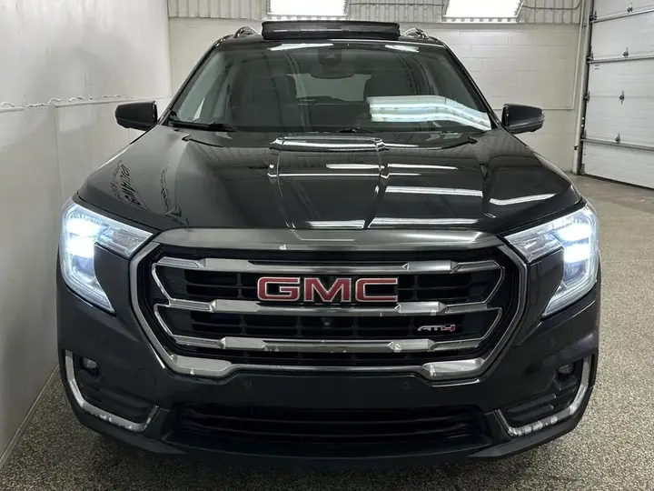 GMC Terrain 2024 photo 2
