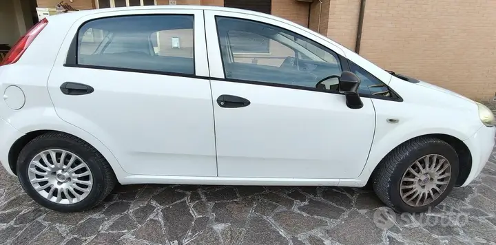 Fiat Grande Punto 2009 photo 2