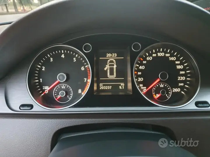 Volkswagen Passat 2012 photo 2